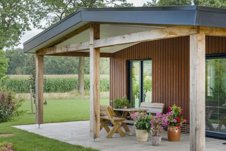 Woning van Oosthuis met een overkapping van eikenhout en een terras vol bloemen