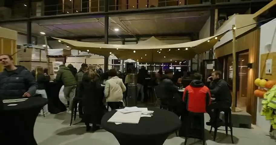 Bezoekers in de bouwhal tijdens een eerder open huis