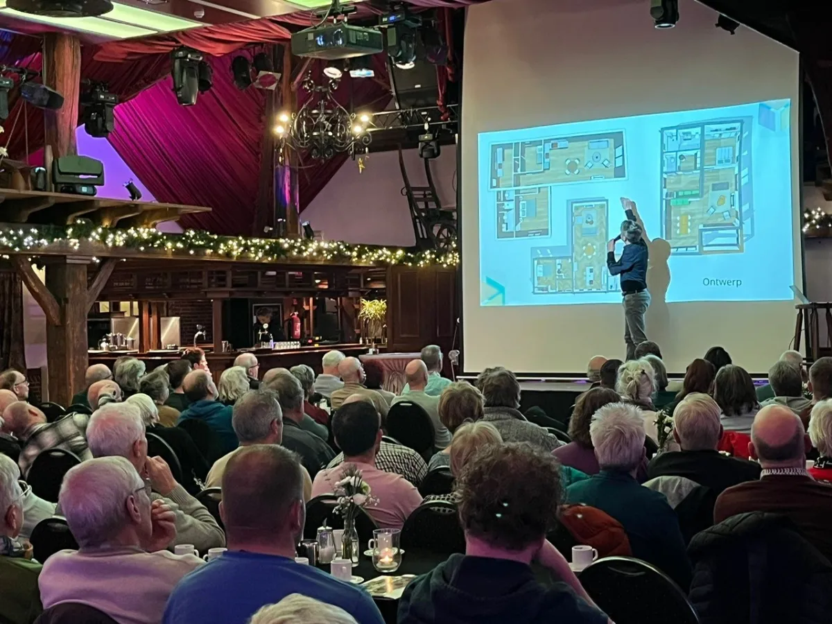 Tom en Fas vertellen een zaal vol bezoekers hoe Oosthuis bouwt