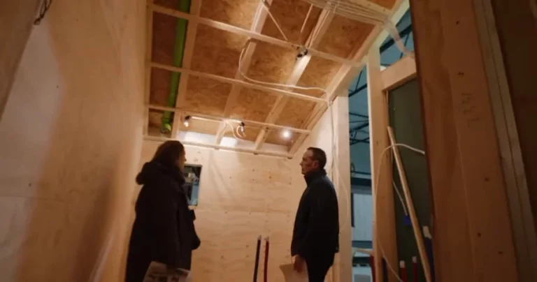 Houten constructie van binnen, met de leidingen in het zicht